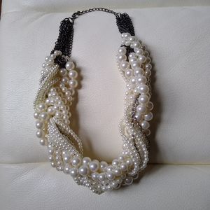 Beautiful pearl and crystal twist necklace